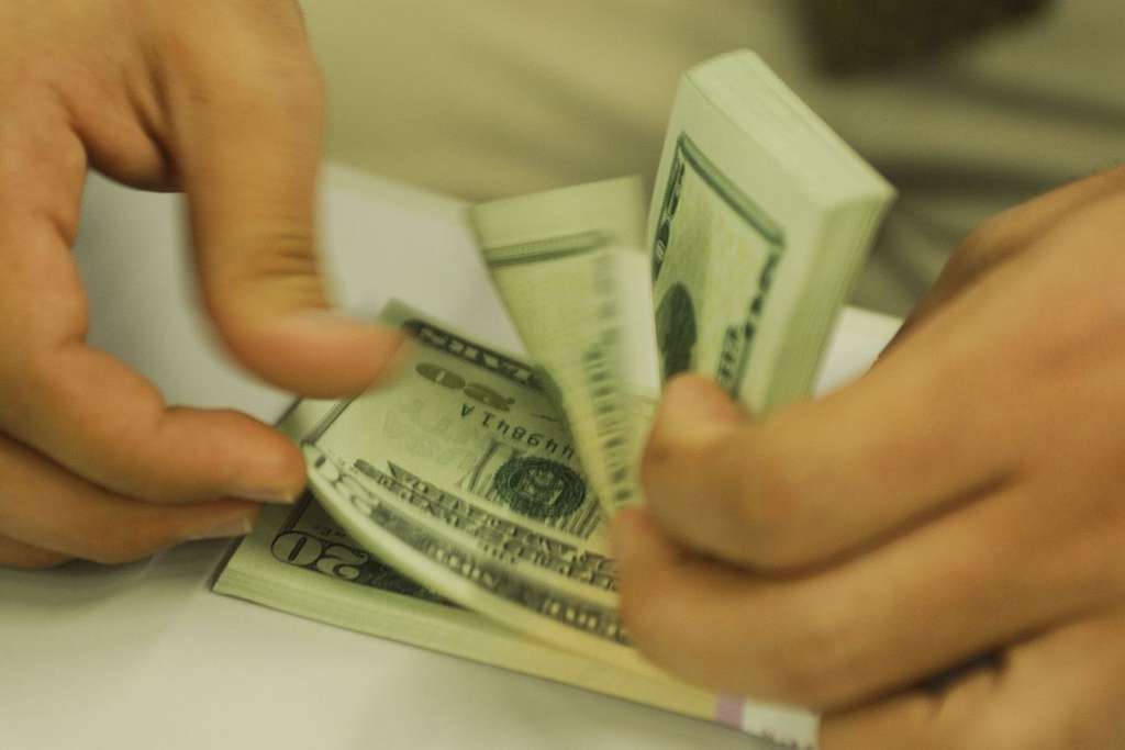 Dólar tem primeira queda depois de quatro altas seguidas