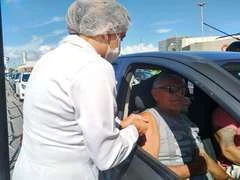 Idosos são imunizados contra influenza em drive-thru