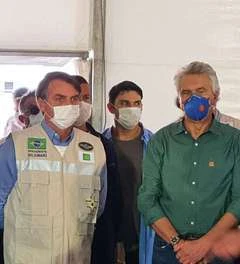 Bolsonaro visita obras de hospital de campanha em Goiás