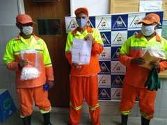 Crianças homenageiam garis por trabalho durante pandemia