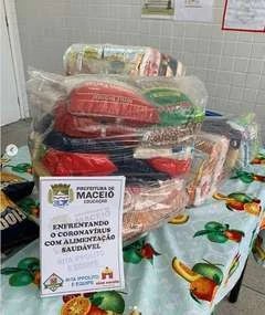 Prefeito Rui Palmeira acompanha entrega de kits de merenda