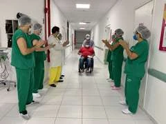 Mais quatro pacientes de Covid-19 recebem alta hospitalar no Hospital da Mulher