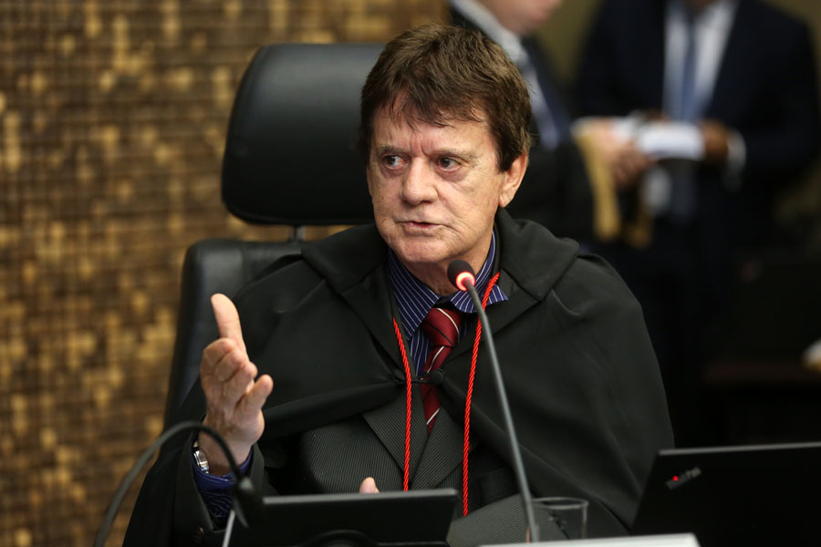 Desembargador determina redução de 30% em mensalidade de escolas. Decisão vale para 148 instituições de ensino pré-escolar, fundamental e médio, indicadas em Ação Civil Pública