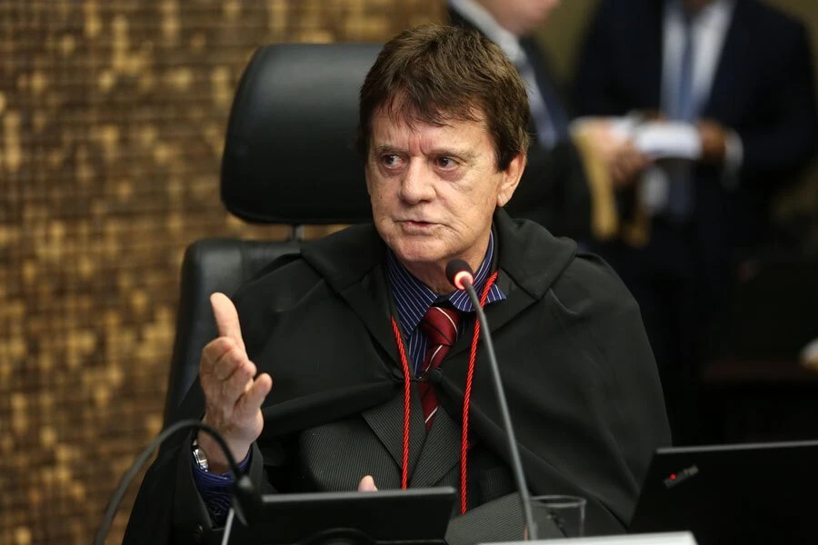 Desembargador determina redução de 30% em mensalidade de escolas. Decisão vale para 148 instituições de ensino pré-escolar, fundamental e médio, indicadas em Ação Civil Pública