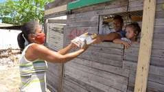 Comunidades marisqueiras do Vergel recebem leite durante a pandemia