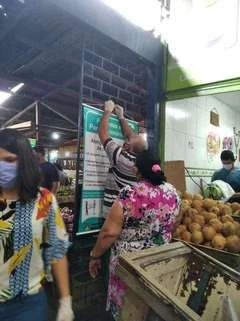 Mercados e feiras livres recebem cartazes com orientações sobre covid-19