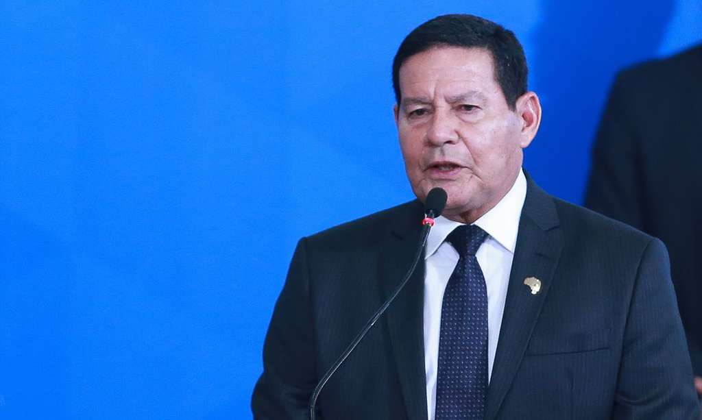 Mourão fez o exame após servidor próximo ter tido resultado positivo. O vice-presidente da República, Hamilton Mourão, teve resultado negativo em teste para o novo coronavírus, causador da covid-19.
