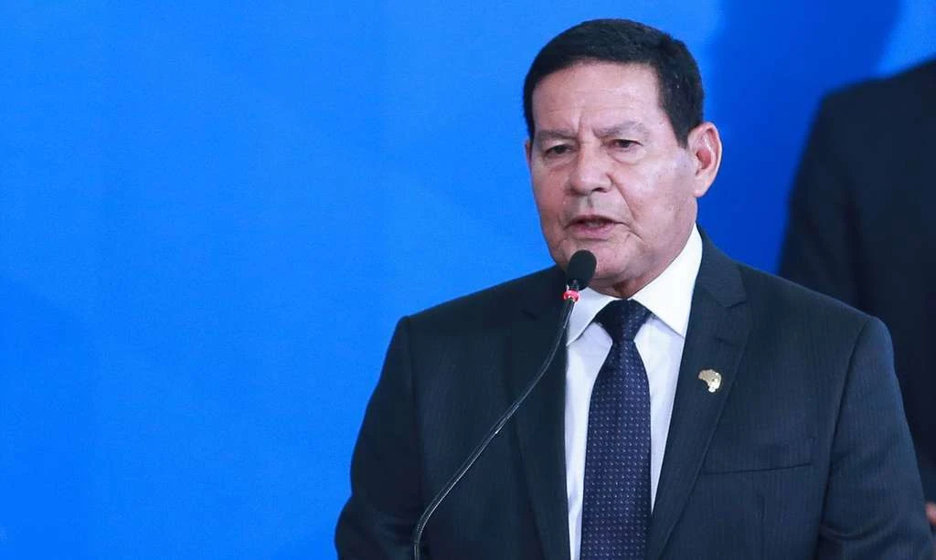 Mourão fez o exame após servidor próximo ter tido resultado positivo. O vice-presidente da República, Hamilton Mourão, teve resultado negativo em teste para o novo coronavírus, causador da covid-19.
