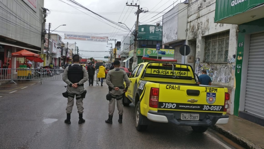 Fiscalização policial e barreiras sanitárias restringem acesso de pessoas ao Centro de Arapiraca. Com a operação realizada nesta segunda (15), comércio tem redução de fluxo de pessoas e lojas cumprem decreto após intensificação do policiamento.