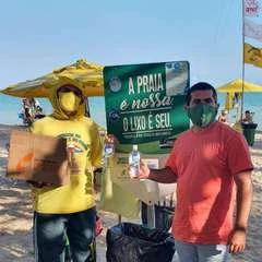 Ambulantes da orla de Maceió recebem 250 litros de álcool