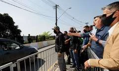 Bolsonaro visita ponte em São Vicente recuperada com recursos federais