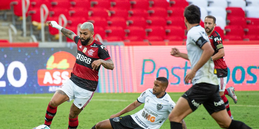 Flamengo perde para o Atlético mineiro no Maracanã. Filipe Luís selou o placar em 1 a 0 com gol contra.