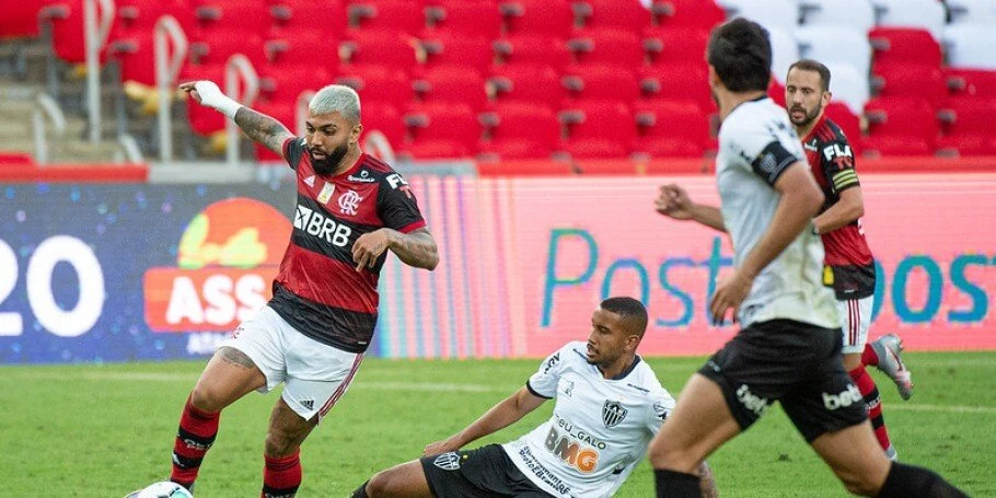 Flamengo perde para o Atlético mineiro no Maracanã. Filipe Luís selou o placar em 1 a 0 com gol contra.