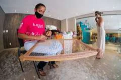 Artesãos do Pontal da Barra comercializam suas peças em hotéis de Maceió