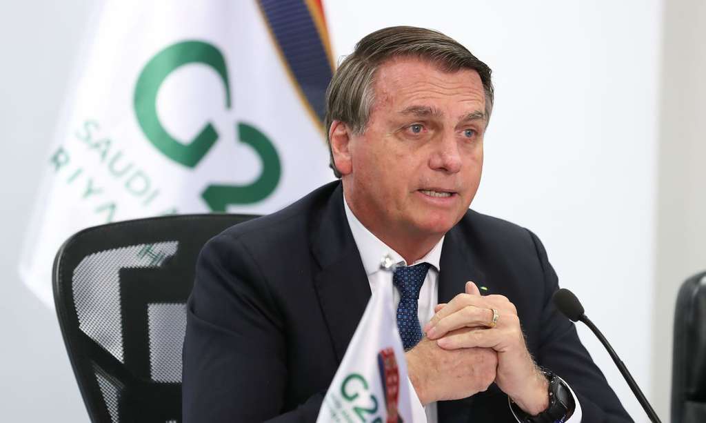 Vacina tem impacto que precisa ser bem esclarecido, diz Bolsonaro. Presidente se referia a responsabilidade por reações adversas