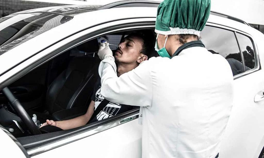 Brasil acumula 6,07 milhões de casos e 169 mil mortes por covid-19. Além disso, 5.432.505 pessoas já se curaram da doença