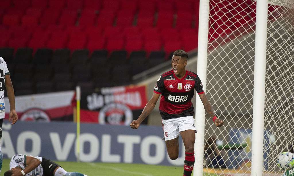 Flamengo derrota Coritiba e dorme na liderança do Brasileiro. Rubro-Negro vence primeira com Rogério Ceni