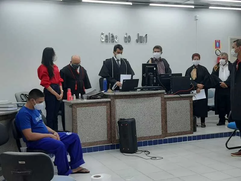 Júri popular condena acusado de matar mulher que defendeu irmã de assédio. Vítima era menor de idade e tinha um filho de dois anos