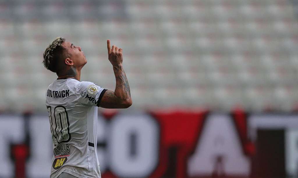 Brasileiro: Atlético-MG derrota Furacão por 1 a 0 em Curitiba. O triunfo do Galo foi garantido graças a um gol de Eduardo Vargas.