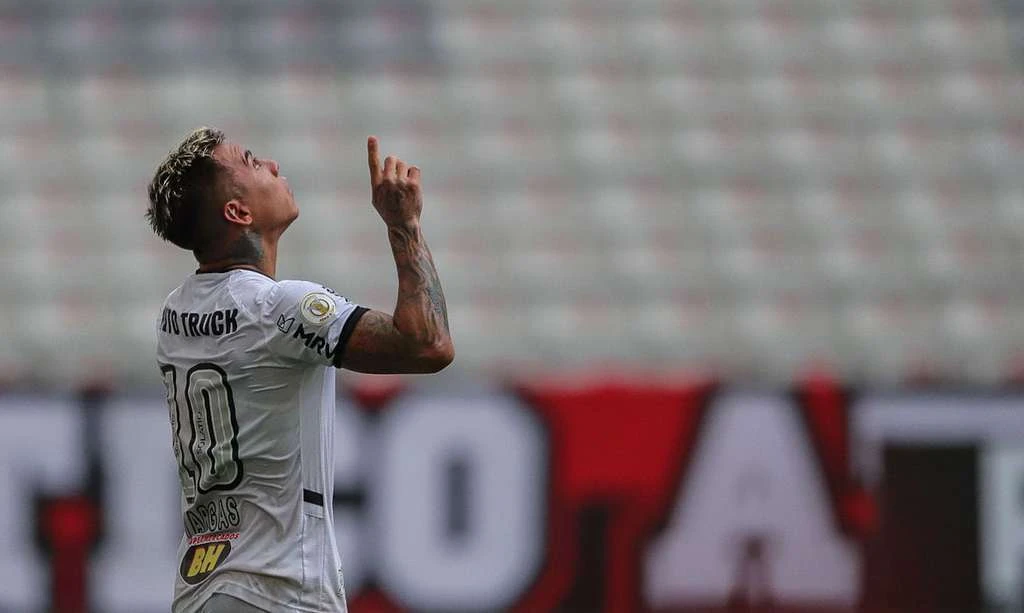 Brasileiro: Atlético-MG derrota Furacão por 1 a 0 em Curitiba. O triunfo do Galo foi garantido graças a um gol de Eduardo Vargas.