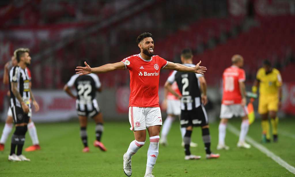 Brasileiro: Internacional vence Botafogo de virada. Jogando no Beira Rio, Colorado supera cariocas com gol polêmico