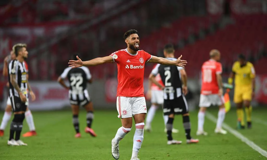 Brasileiro: Internacional vence Botafogo de virada. Jogando no Beira Rio, Colorado supera cariocas com gol polêmico