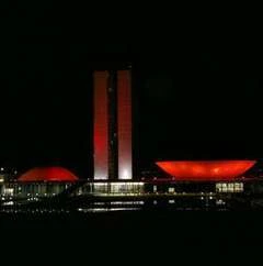 Cúpula da Câmara dos Deputados se ilumina de vermelho pelo combate à aids