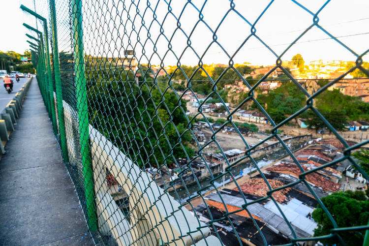 Guardas Municipais de Maceió impedem suicídio de homem que tentava pular da Ponte sobre o Vale do Reginaldo
