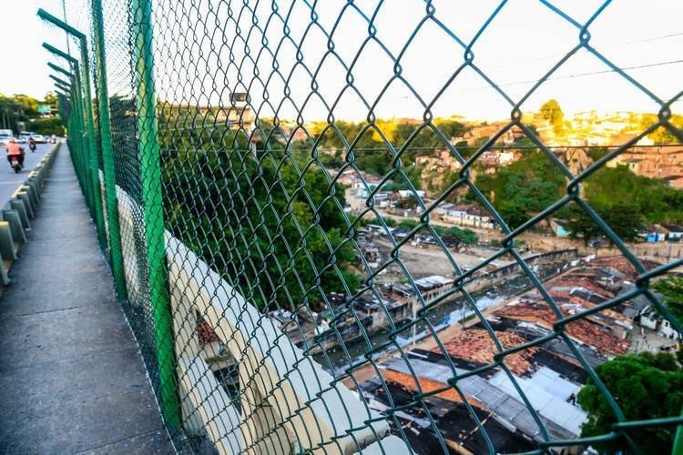 Guardas Municipais de Maceió impedem suicídio de homem que tentava pular da Ponte sobre o Vale do Reginaldo