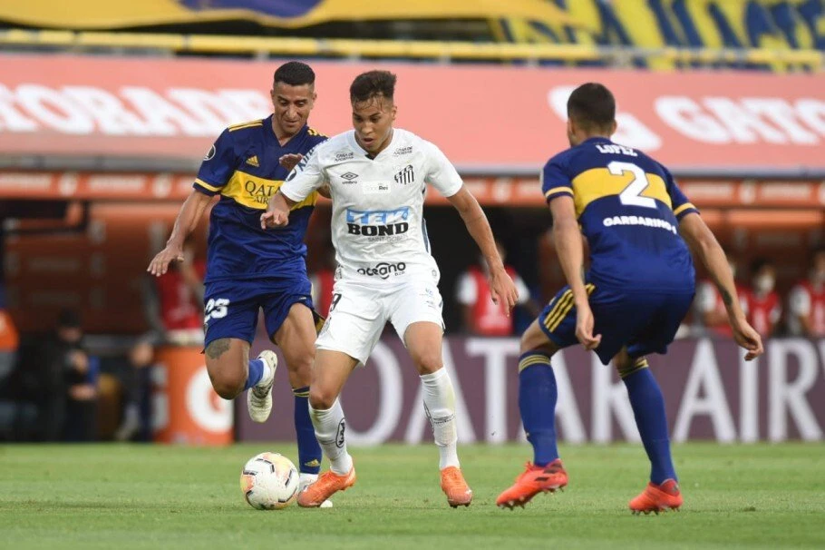 Santos recebe o Boca Juniors pela semifinal da Libertadores.