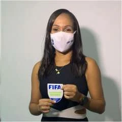 Árbitra assistente Brígida Cirilo recebe escudo FIFA
