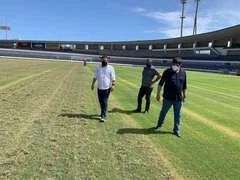 Selaj promove tratamento intensivo no gramado do Estádio Rei Pelé