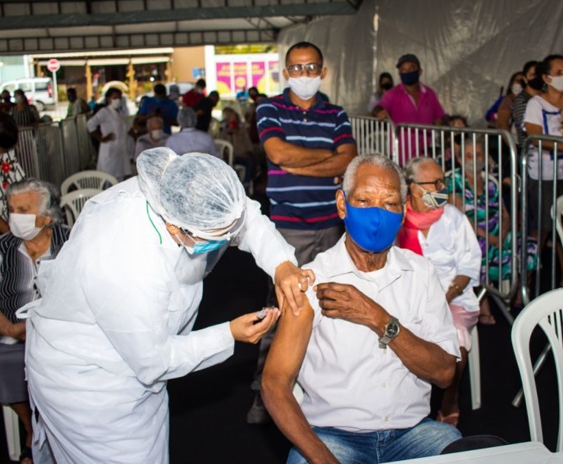 Vacinação contra a Covid-19 para idosos de 79 anos ou mais segue até amanhã (06)