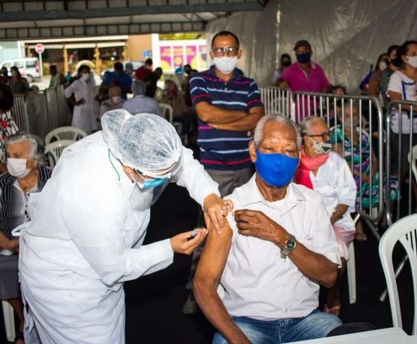 Vacinação contra a Covid-19 para idosos de 79 anos ou mais segue até amanhã (06)