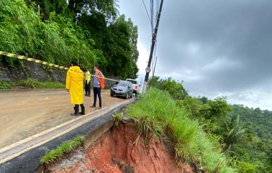 Defesa Civil de Maceió interdita parcialmente ladeira de Fernão Velho