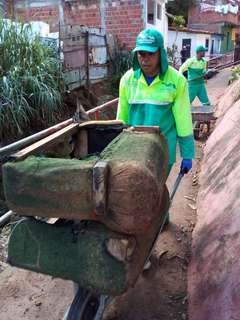 Sudes inicia limpeza de canal na Grota das Piabas, no Jacintinho
