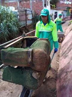 Sudes inicia limpeza de canal na Grota das Piabas, no Jacintinho