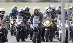 Bolsonaro faz passeio de moto em homenagem ao Dia das Mães