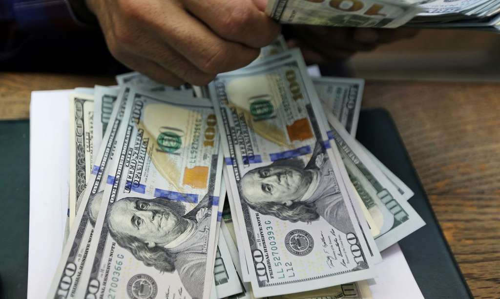 Dólar cai e volta e fechar abaixo de R$ 5,30 em dia de ajustes