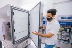 Prefeito JHC entrega ultracongeladores para Central de Frio de Maceió