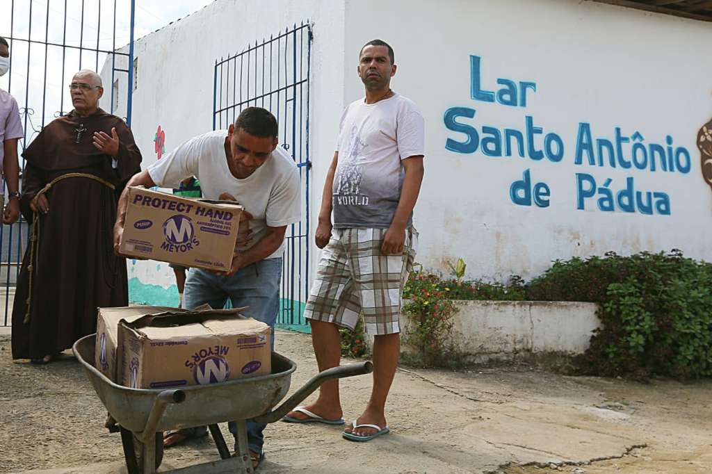 TJAL doa 500 litros de álcool em gel para instituições filantrópicas