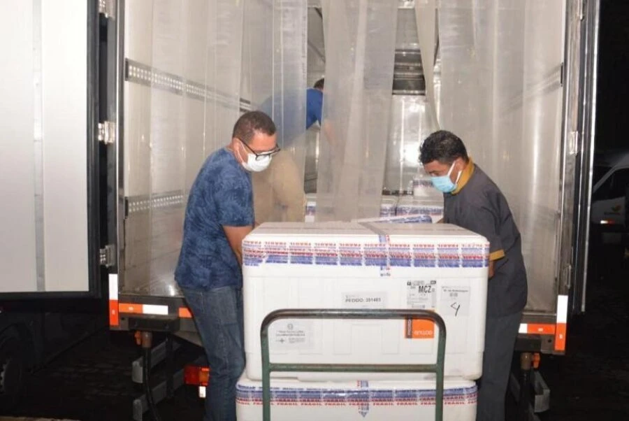 Alagoas recebe 104.550 doses de AstraZeneca e CoronaVac