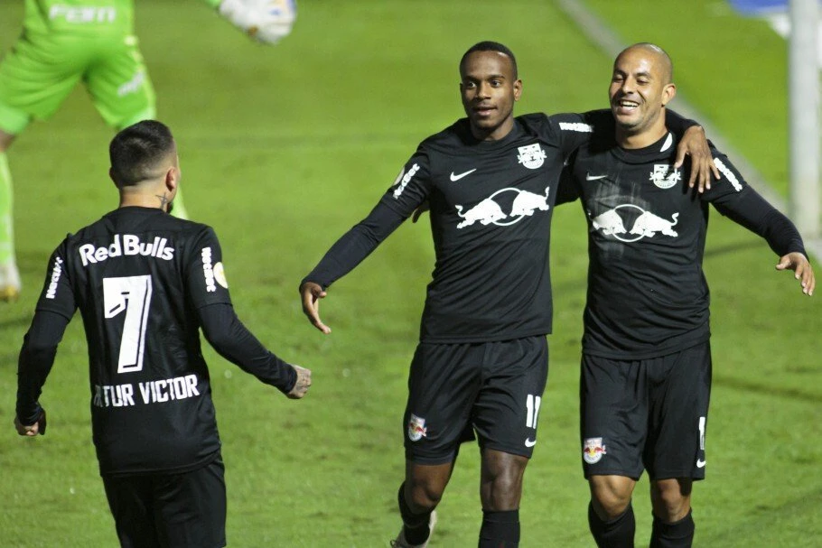 Red Bull Bragantino bate o Palmeira e dorme na liderança no Brasileirão Assaí