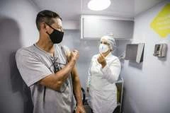 Ônibus da vacina completa mil doses aplicadas no terceiro dia de funcionamento