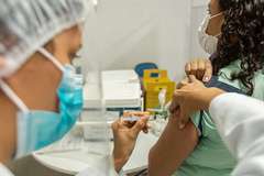 Maceió antecipa vacinação contra a Covid-19 para pessoas com 42 anos neste sábado (26)