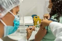 Maceió antecipa vacinação contra a Covid-19 para pessoas com 42 anos neste sábado (26)