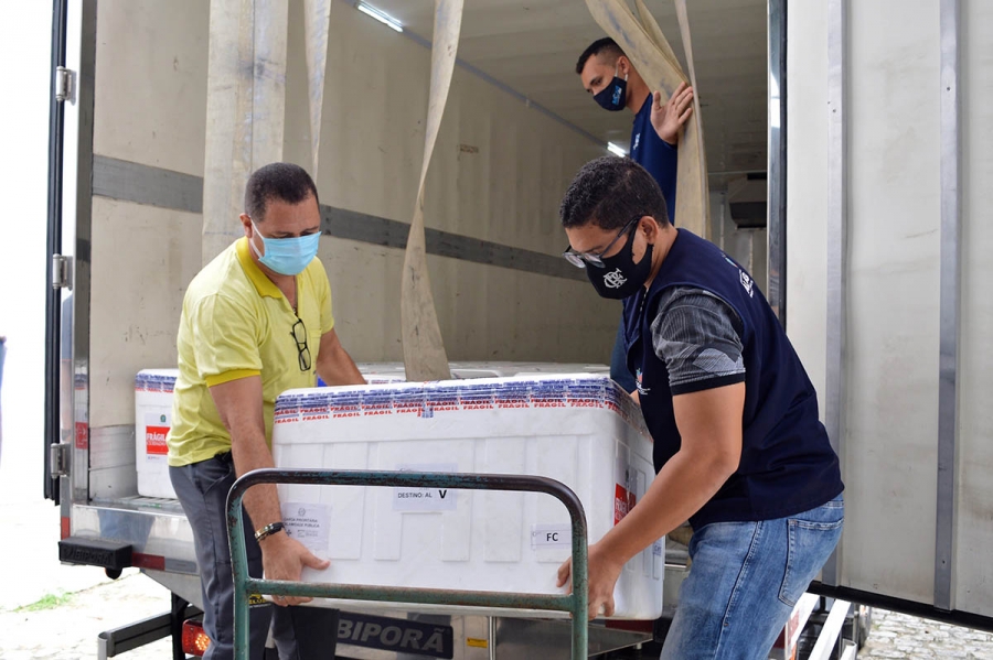 AL recebe 98.250 doses da AstraZeneca para avançar na vacinação a partir de 55 anos