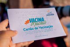 Inclusão social: Prefeito JHC lança cartão de vacinação contra a Covid-19 em braile