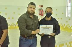 Segurança Comunitária homenageia servidora que atuou na prisão de assaltantes