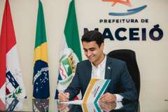 Prefeito JHC sanciona lei que amplia validade de atestado do transtorno do espectro autista